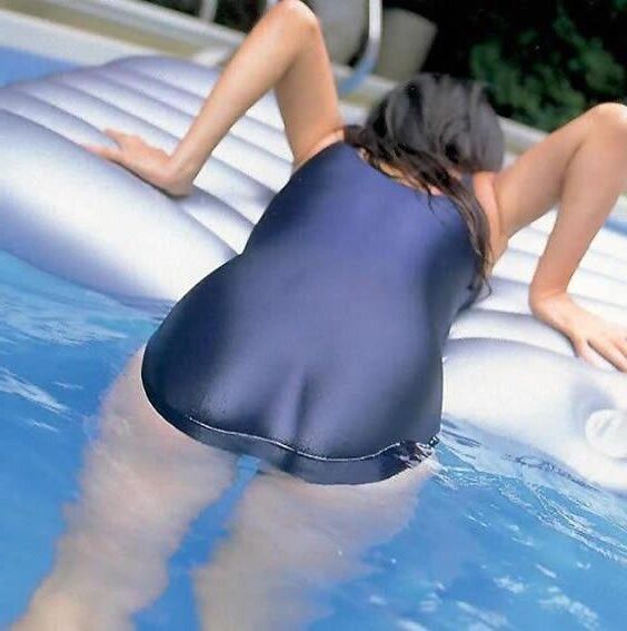 Filles japonaises en maillot de bain une pièce