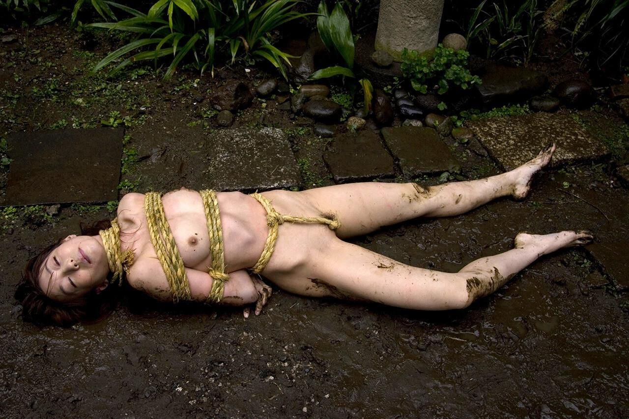 Fuckmeat asiatique lié