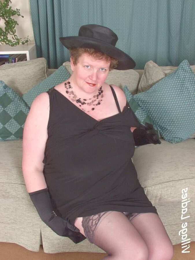 イングランドの巨大なおっぱいを持つBBWは、ファビオラと呼ばれます