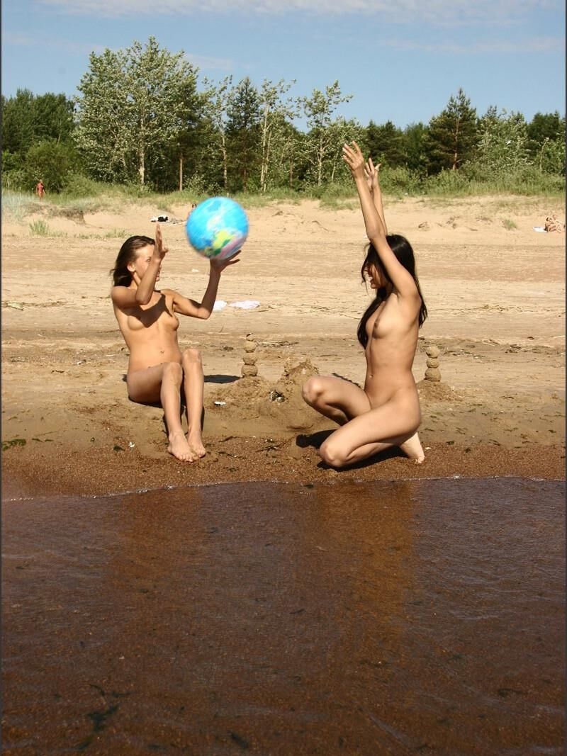 2人のロシアの十代の若者たちはその日の学校をスキップします