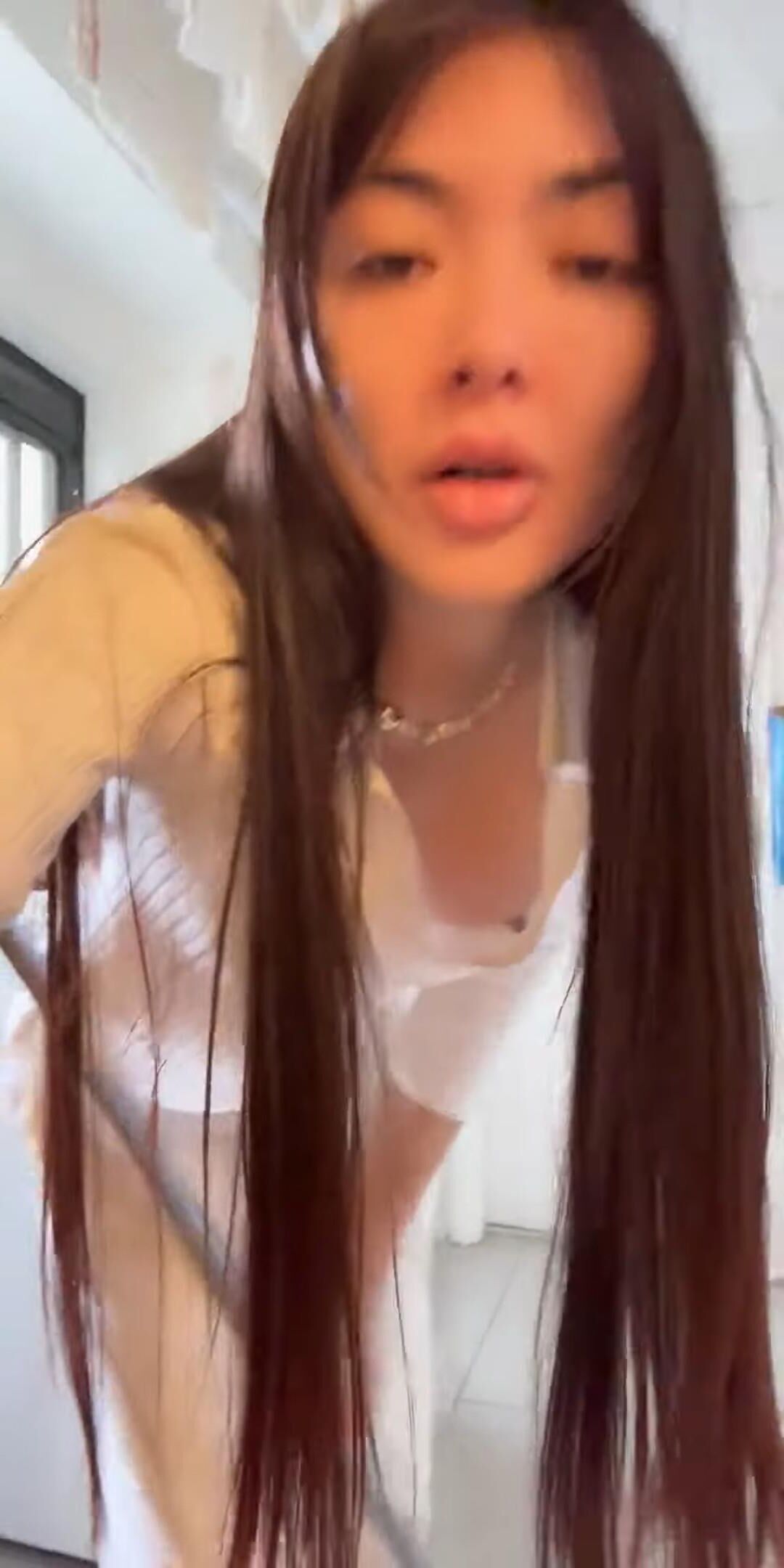 Menina asiática dowlouse