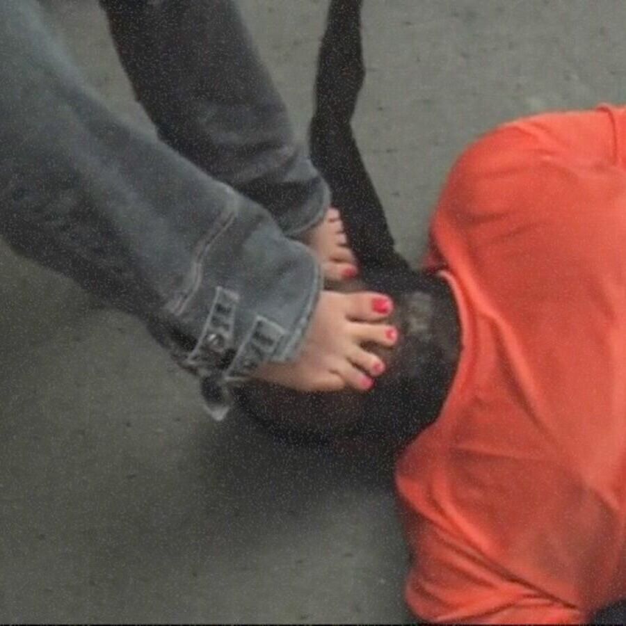 Photos de Femdom: pieds blancs, gâterie noire