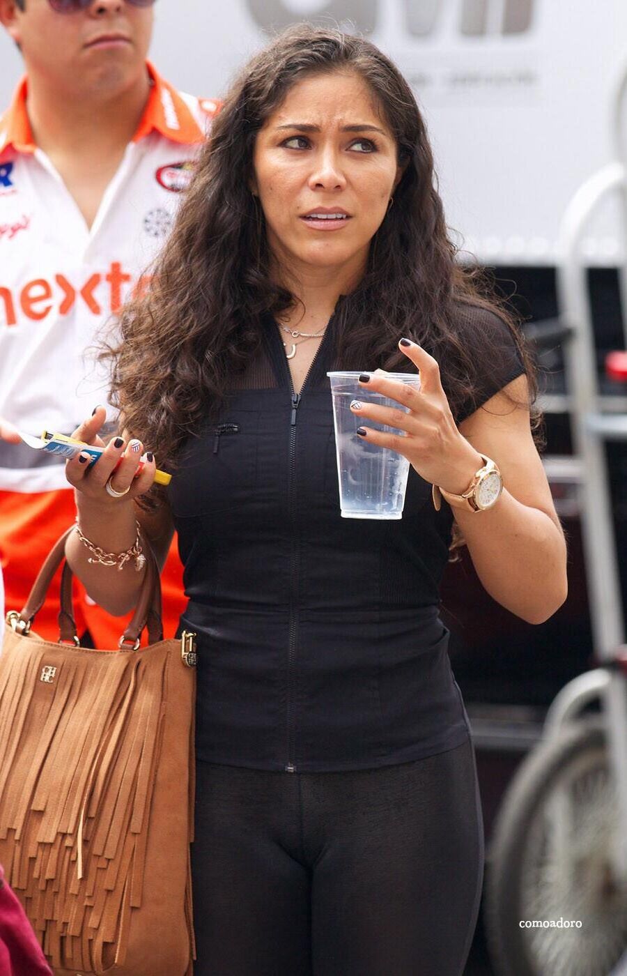 Latina Milf mit großem Arsch in schwarzen Leggings, die zum Ereignis gehen