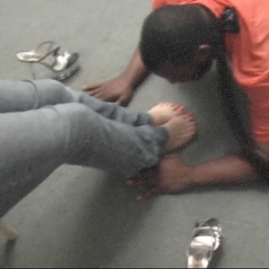 Photos de Femdom: pieds blancs, gâterie noire