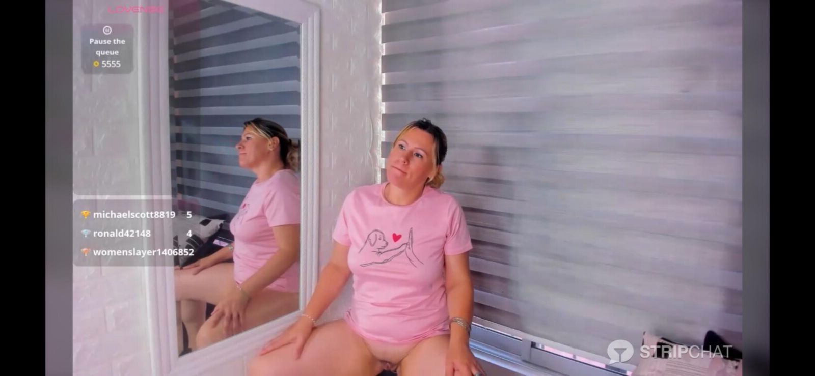 Bottomless Blonde Latina Snowbunny Milf / reife, geschwollene Muschi