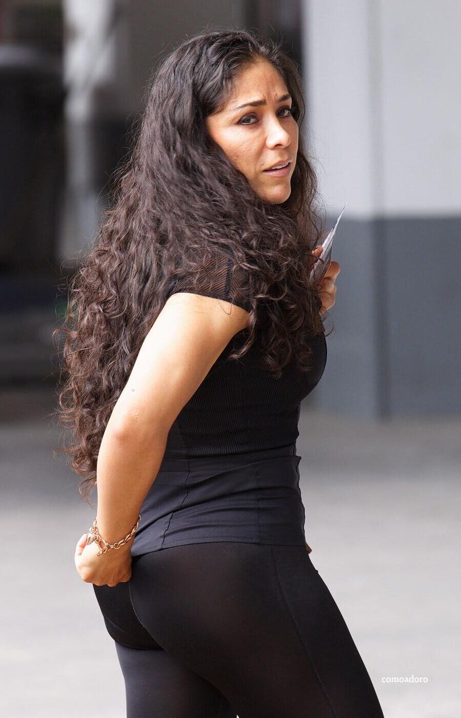 Latina Milf mit großem Arsch in schwarzen Leggings, die zum Ereignis gehen
