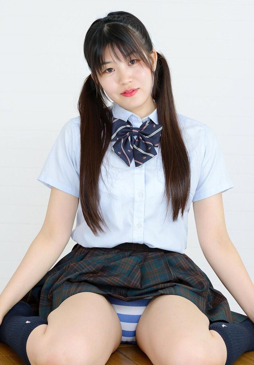 Japanische AV Idol Sakura Ayana Der Moment Uniformknöpfe fliegen ab
