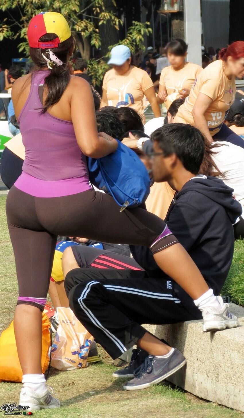 Latina Milf mit großem Arsch bei Outdoor -Veranstaltung