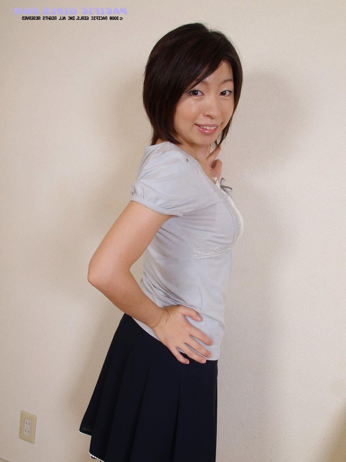 Pacificgirls Akiko bietet nach dem Abendessen eine asiatische Wüste an