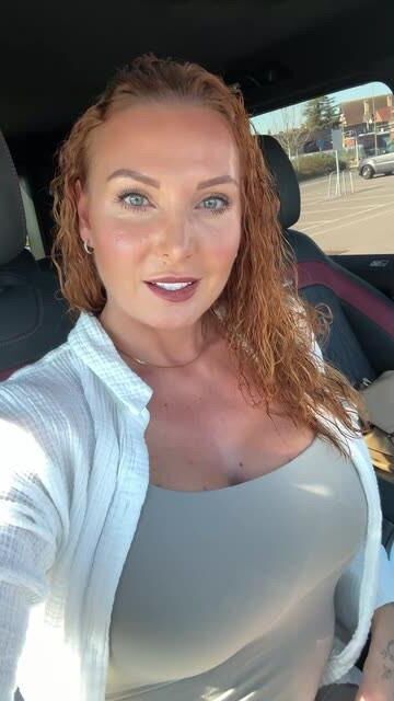Victoria Big Boobs Big Ass Readhead tiktoker milf mixte Hot Shot