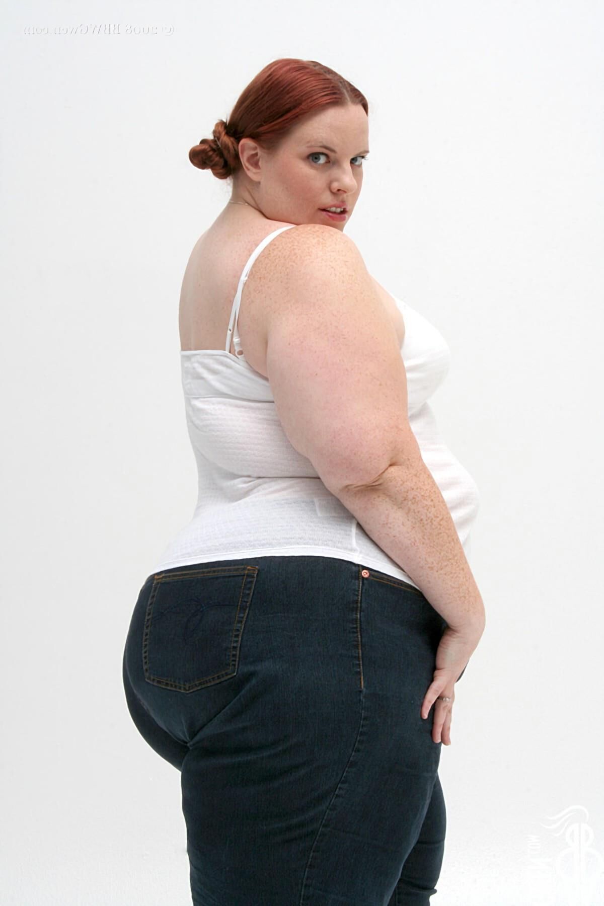 RADIEUSE GWEN SSBBW ROUSSE AVEC DES TOT PETITS NICHONS