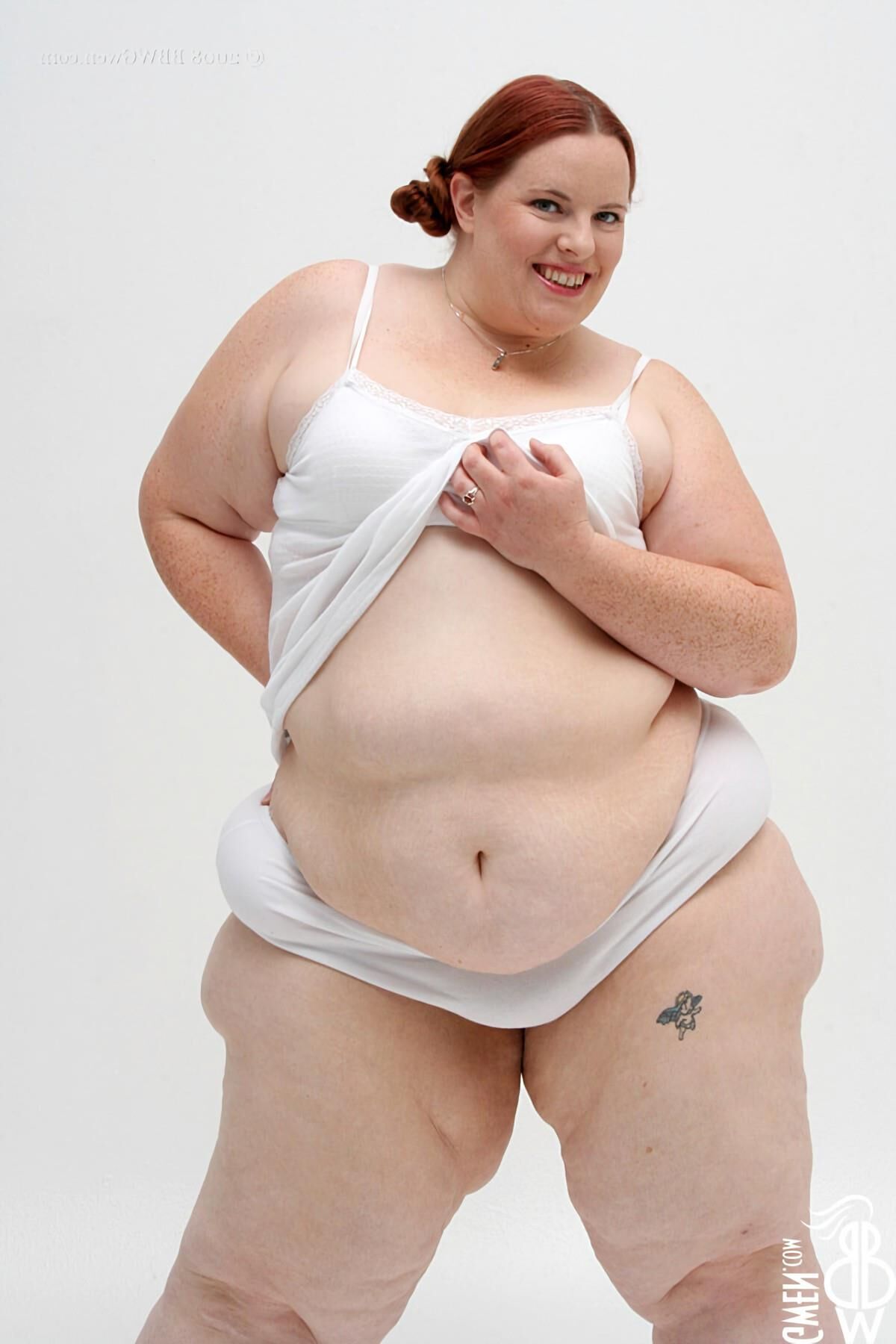 RADIEUSE GWEN SSBBW ROUSSE AVEC DES TOT PETITS NICHONS