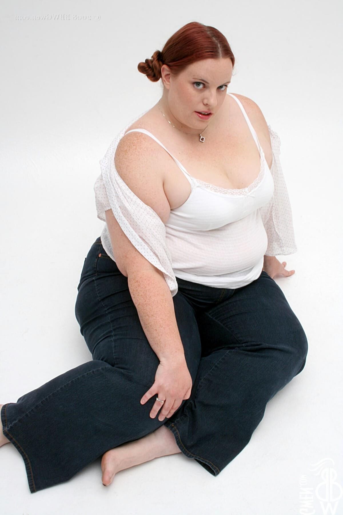 RADIEUSE GWEN SSBBW ROUSSE AVEC DES TOT PETITS NICHONS