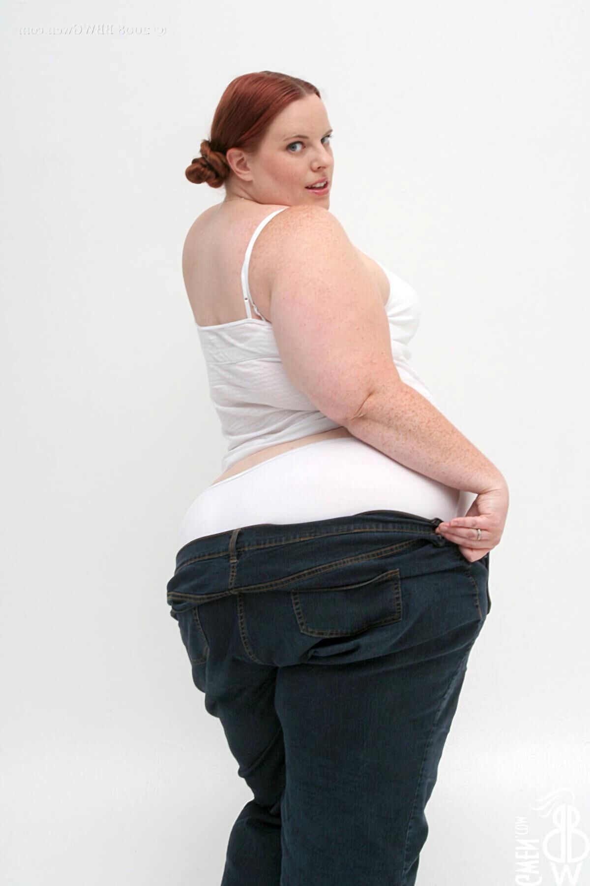 RADIEUSE GWEN SSBBW ROUSSE AVEC DES TOT PETITS NICHONS
