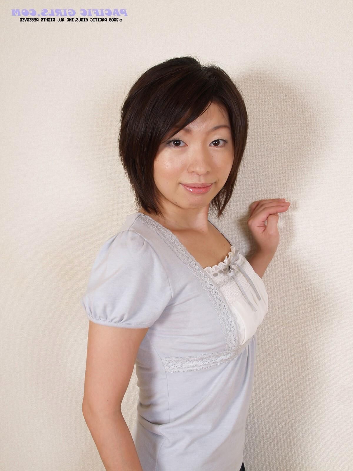 Pacificgirls Akiko bietet nach dem Abendessen eine asiatische Wüste an
