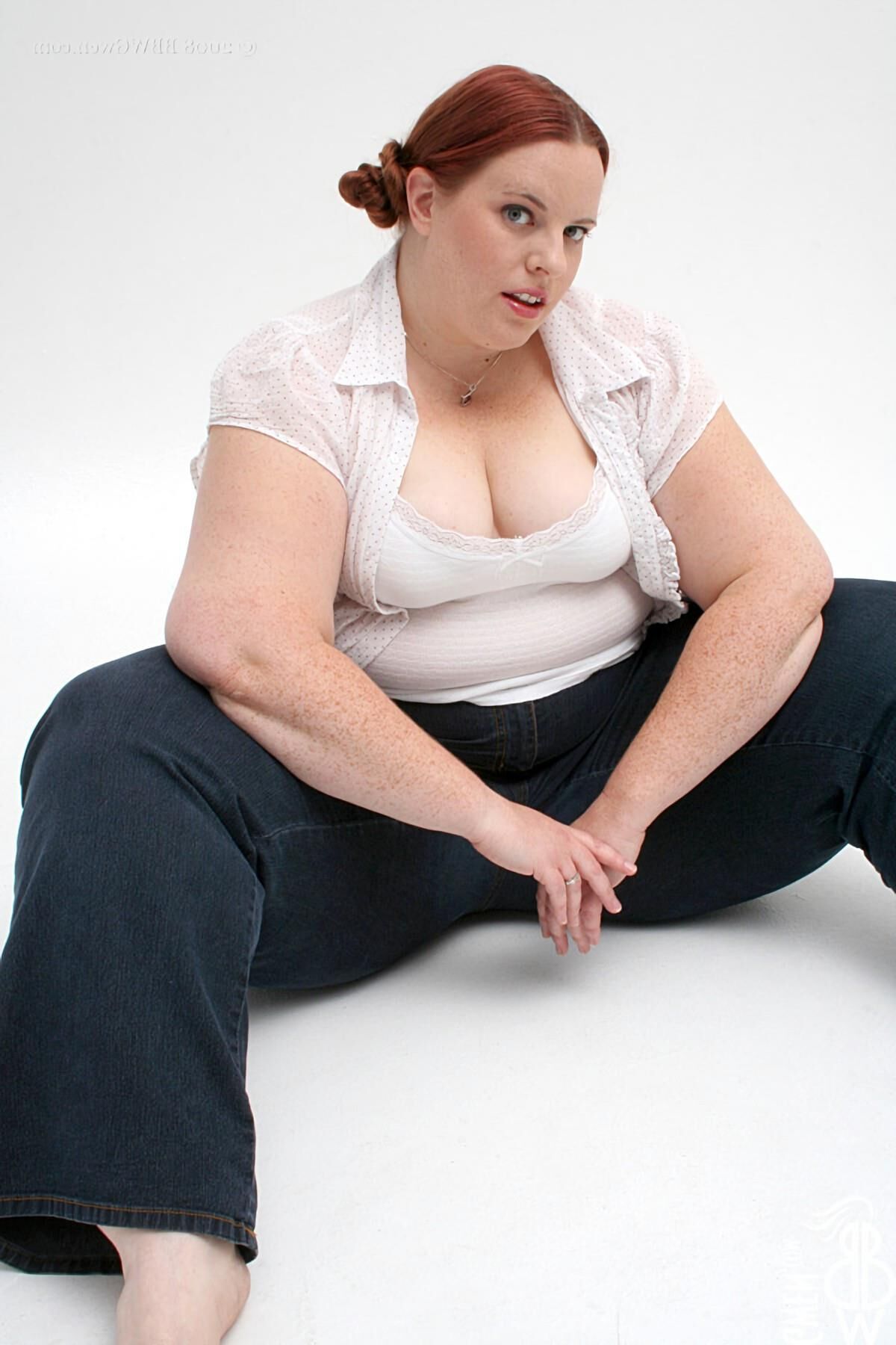 RADIEUSE GWEN SSBBW ROUSSE AVEC DES TOT PETITS NICHONS