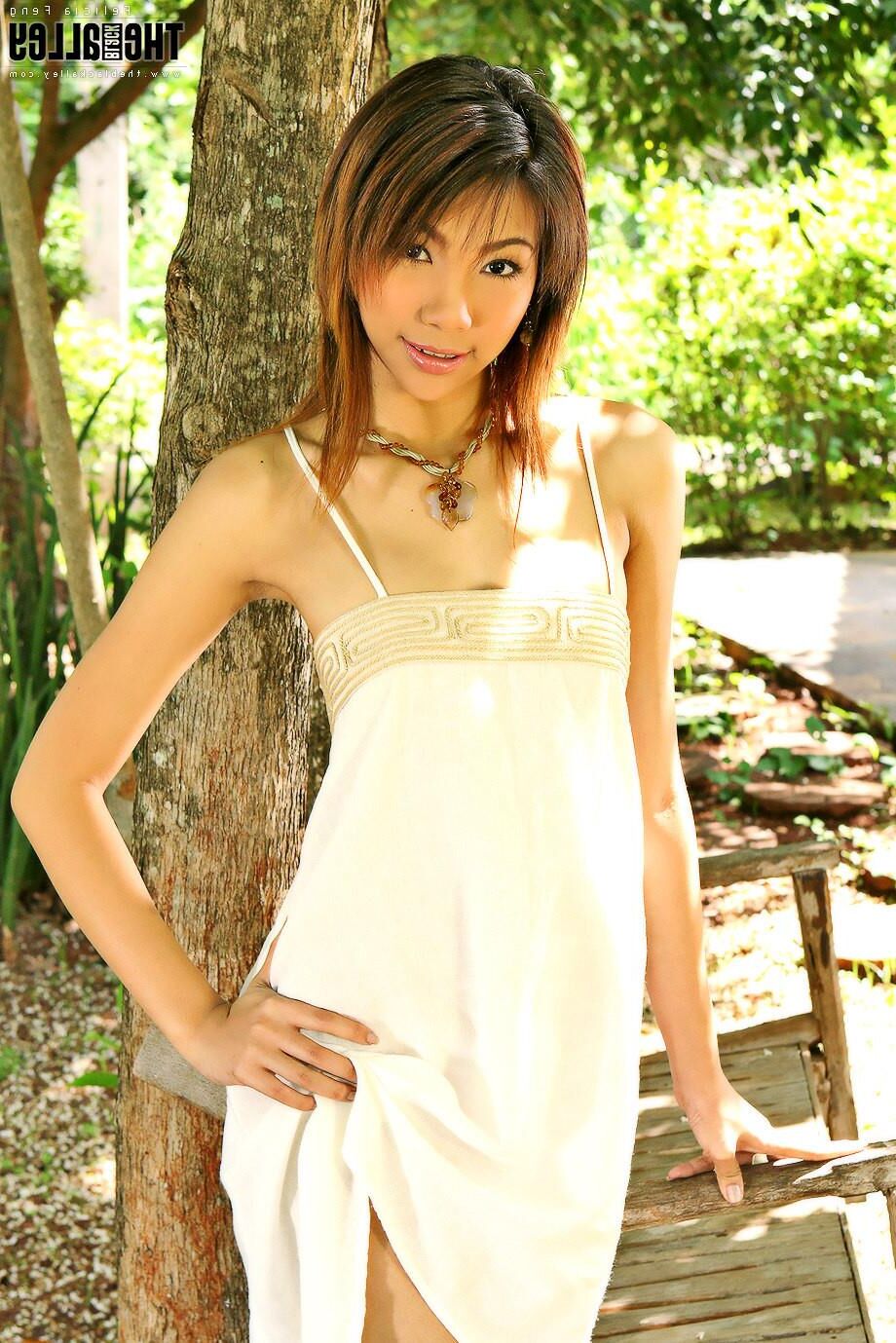 Asiatische Schönheiten Felicia f weißes Kleid