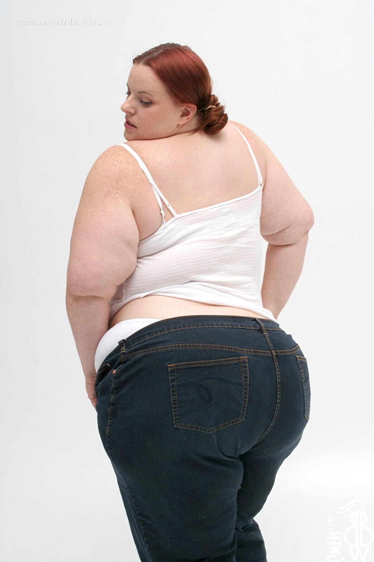 RADIEUSE GWEN SSBBW ROUSSE AVEC DES TOT PETITS NICHONS