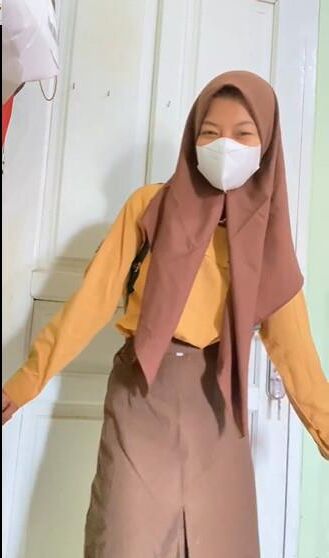 Indonésien Hijab Teen se déshabiller et utiliser un gode