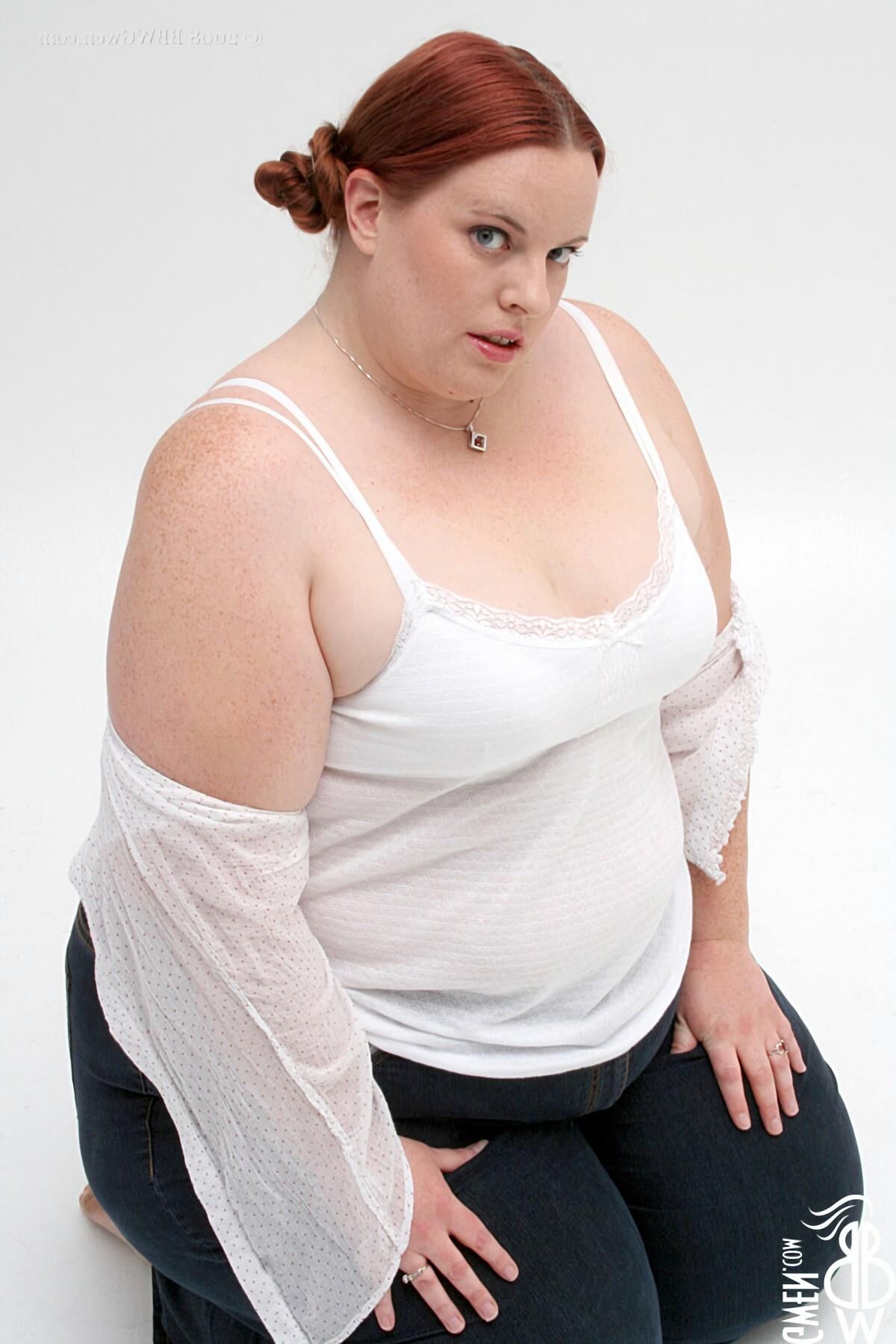 RADIEUSE GWEN SSBBW ROUSSE AVEC DES TOT PETITS NICHONS