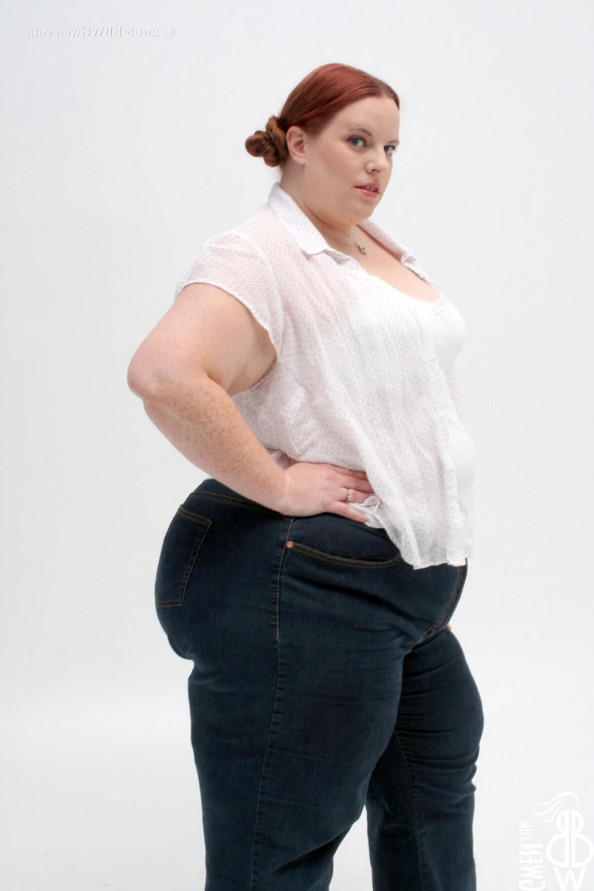 RADIEUSE GWEN SSBBW ROUSSE AVEC DES TOT PETITS NICHONS