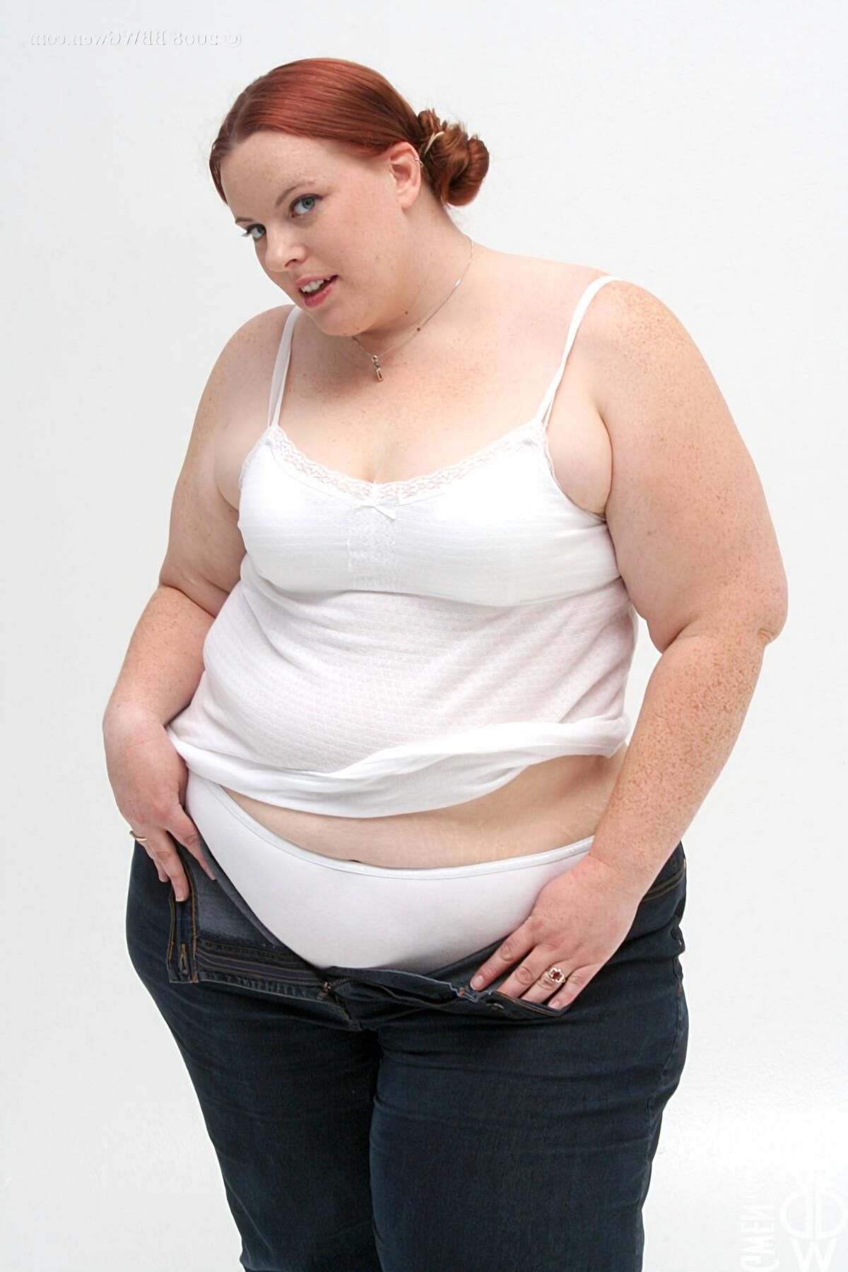RADIEUSE GWEN SSBBW ROUSSE AVEC DES TOT PETITS NICHONS