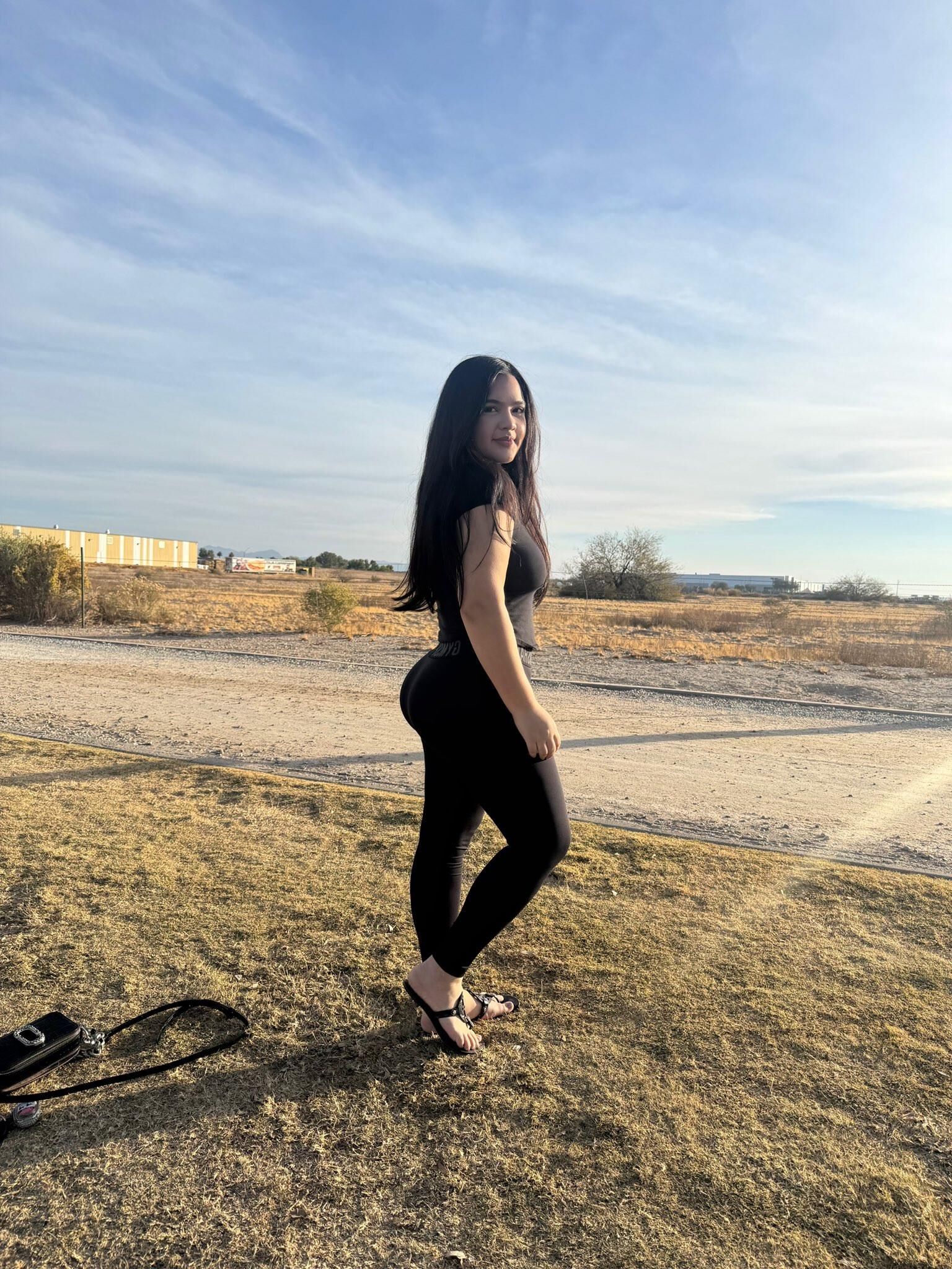 Yani Big Ass se mamas pequenos beleza morena latina menina misturada quente sh