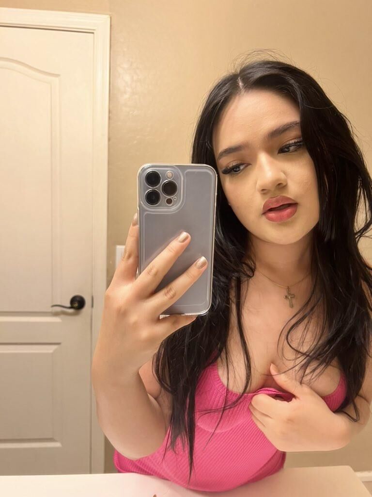 Yani Big Ass se mamas pequenos beleza morena latina menina misturada quente sh