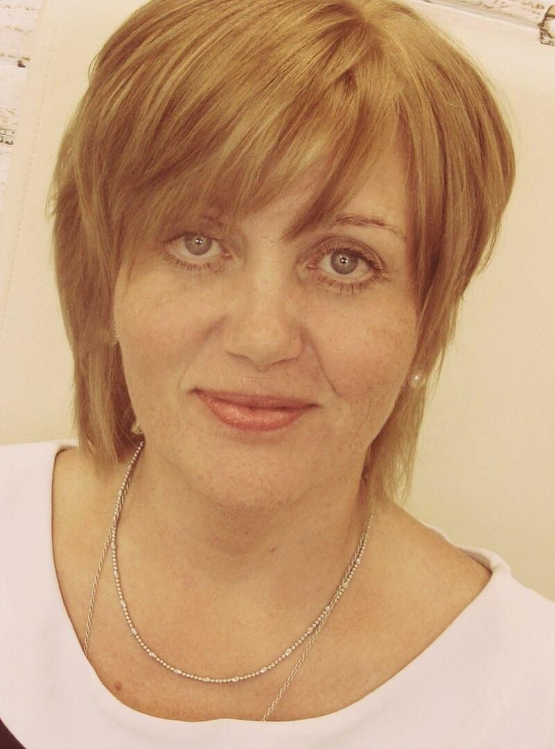 Iraida madura de Murmansk na Rússia espalhou as pernas