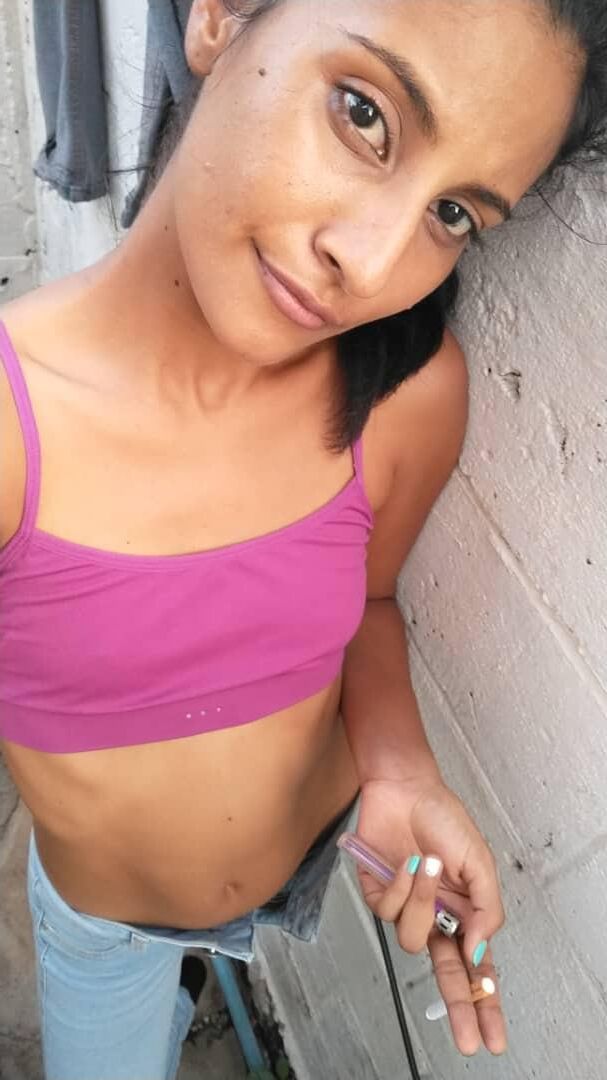 Latina skinny Rossana B. Em cueca rosa