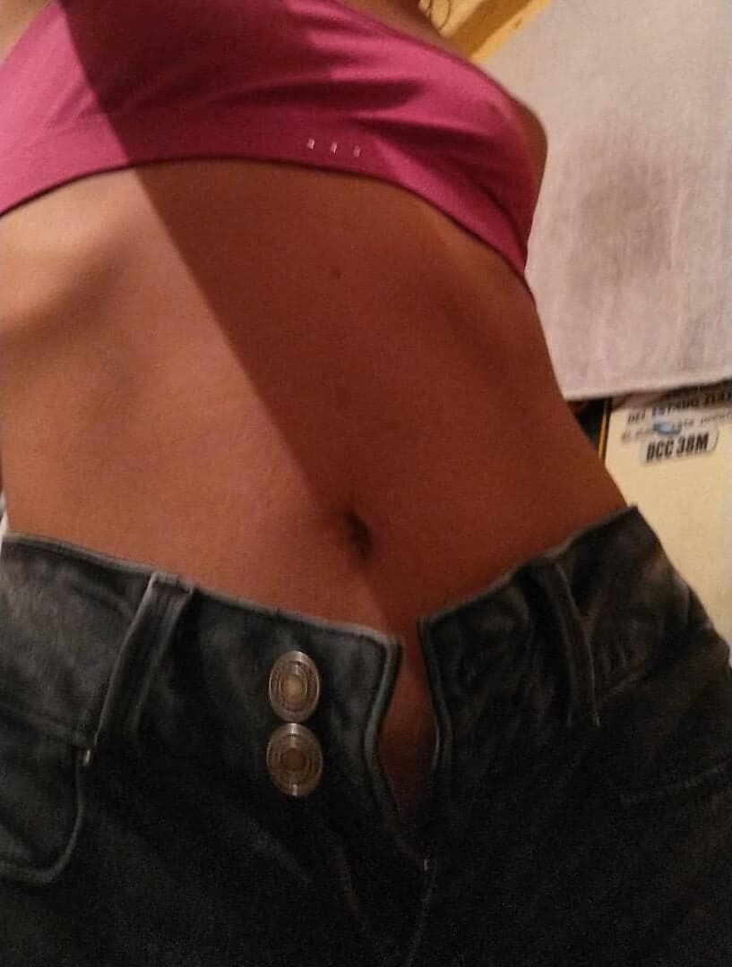 Latina skinny Rossana B. Em cueca rosa