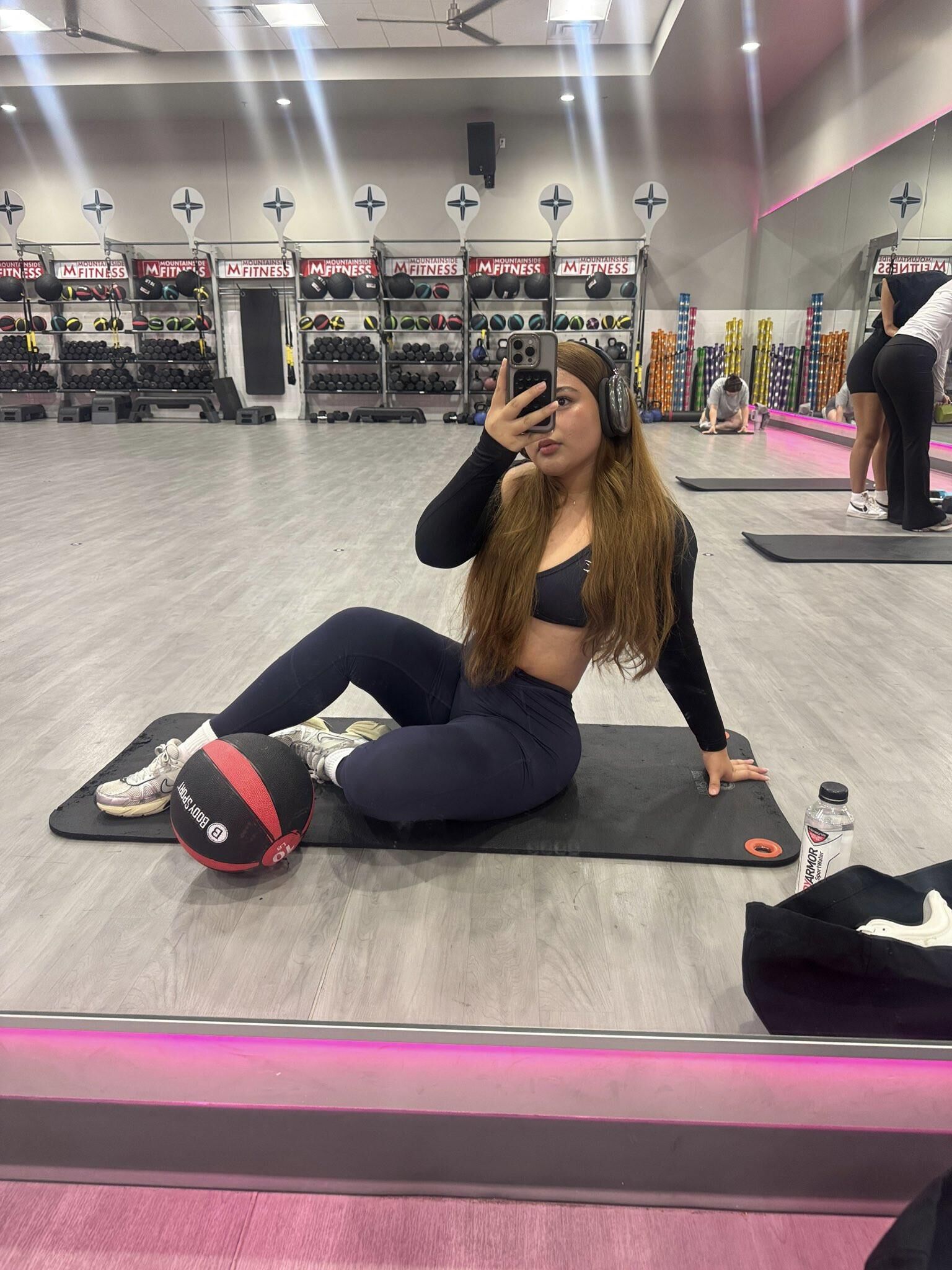 Yani Big Ass se mamas pequenos beleza morena latina menina misturada quente sh
