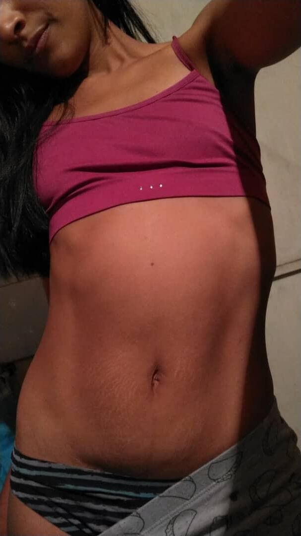 Latina skinny Rossana B. Em cueca rosa