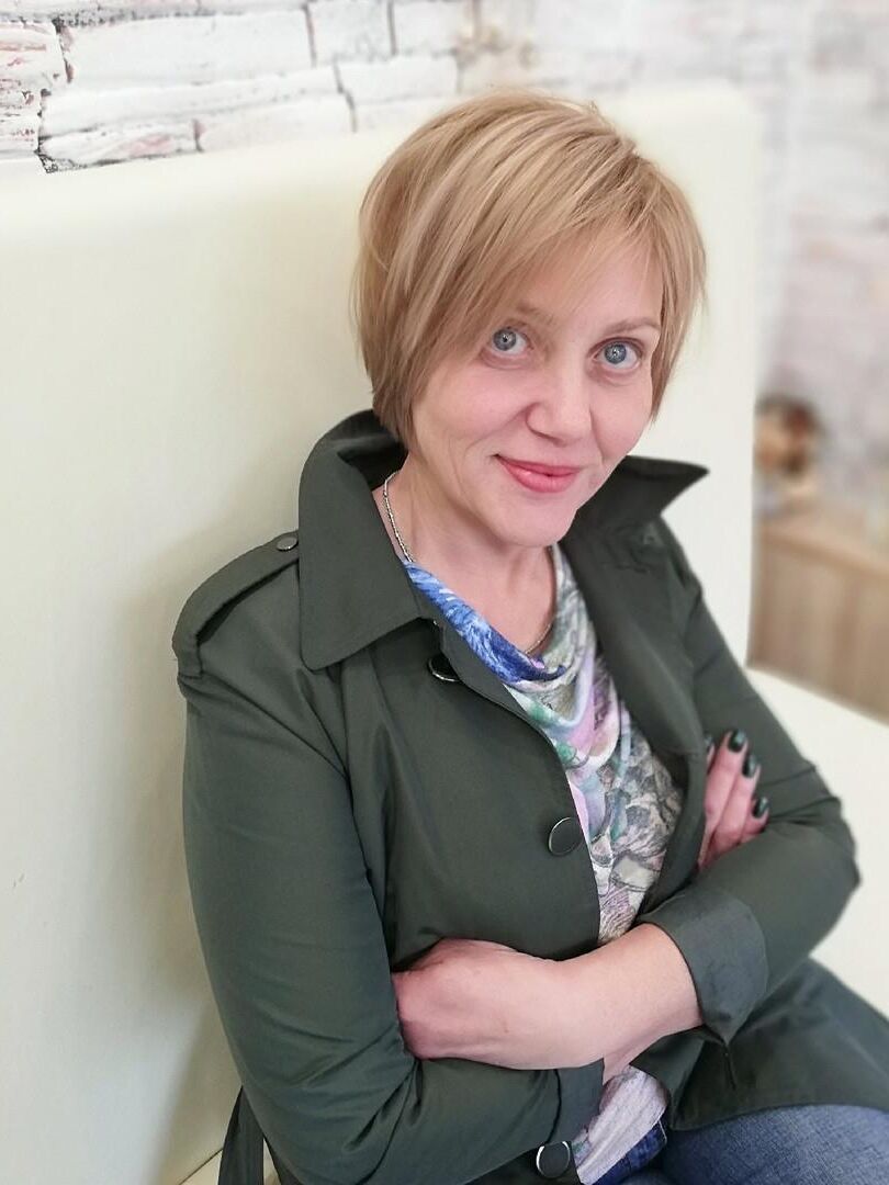 Iraida madura de Murmansk na Rússia espalhou as pernas