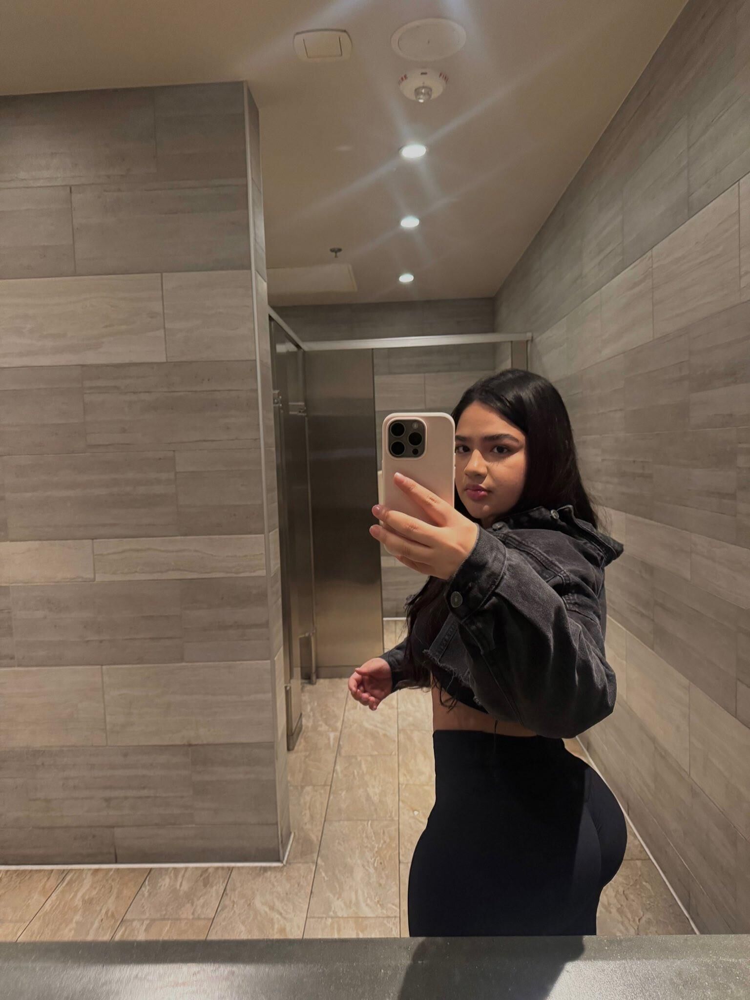 Yani Big Ass se mamas pequenos beleza morena latina menina misturada quente sh