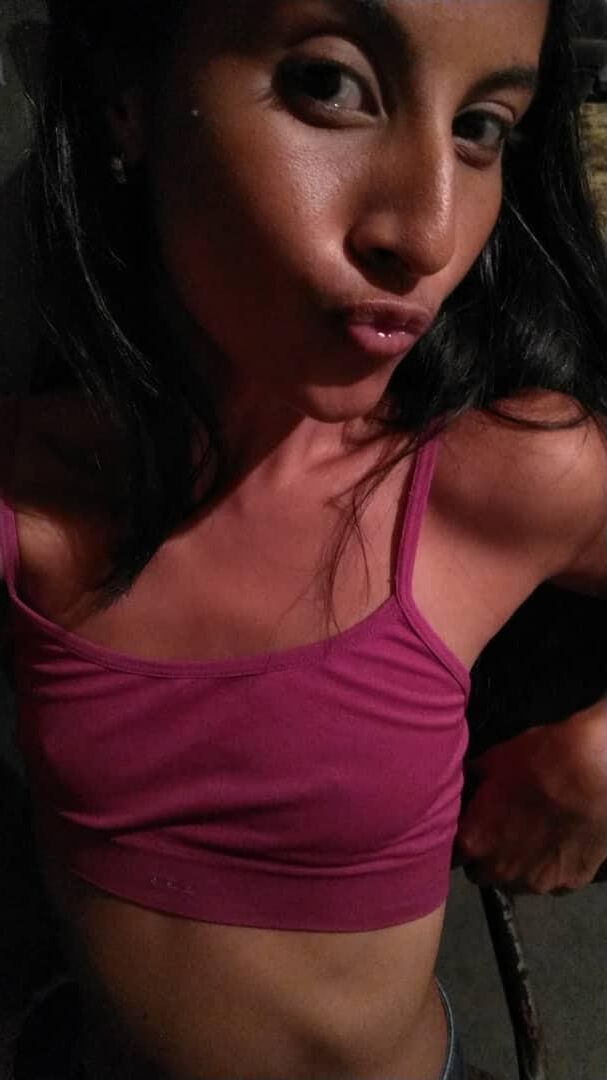 Latina skinny Rossana B. Em cueca rosa