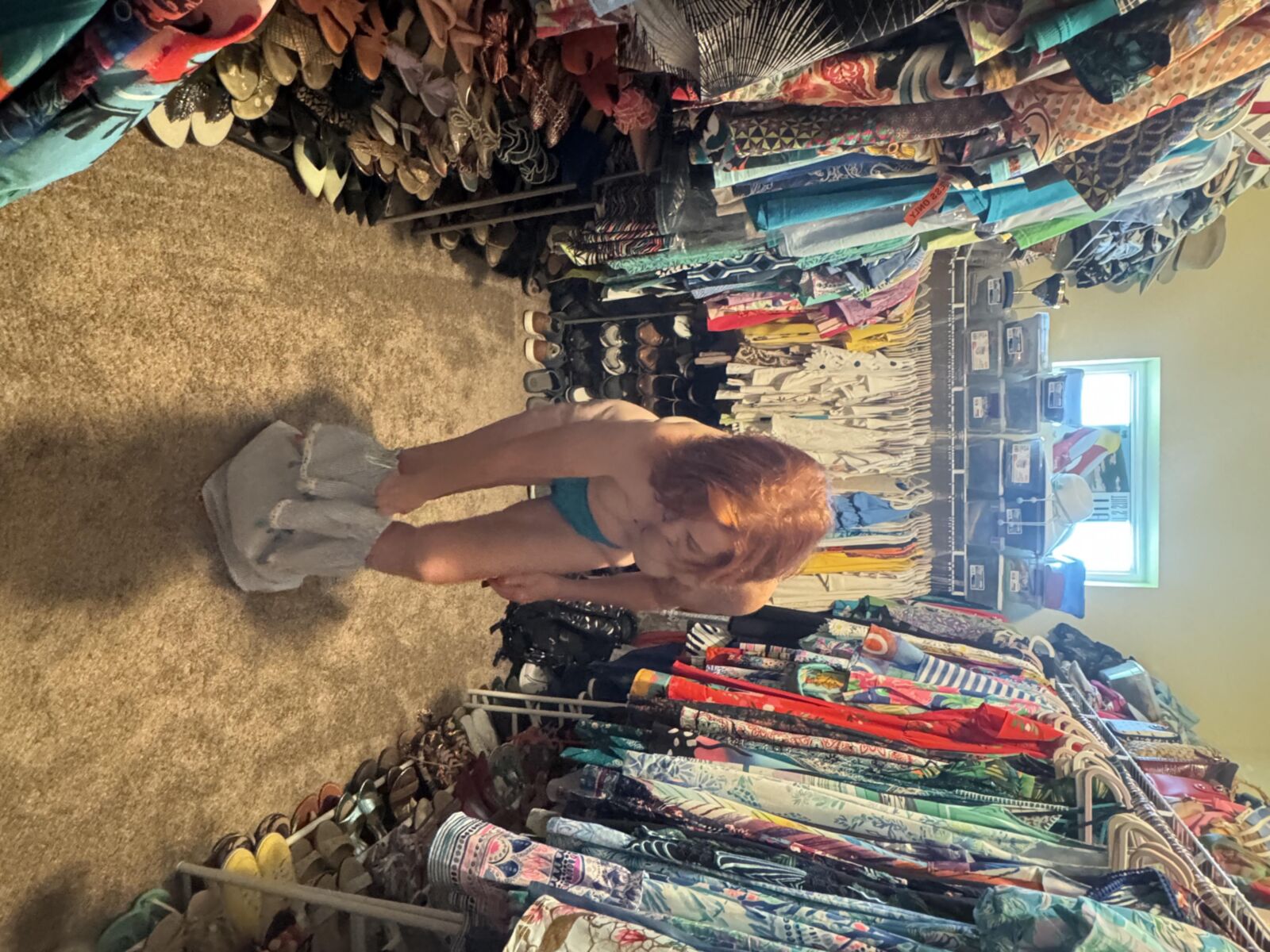 ローラ、昼食に出かけ、服を脱ぐ