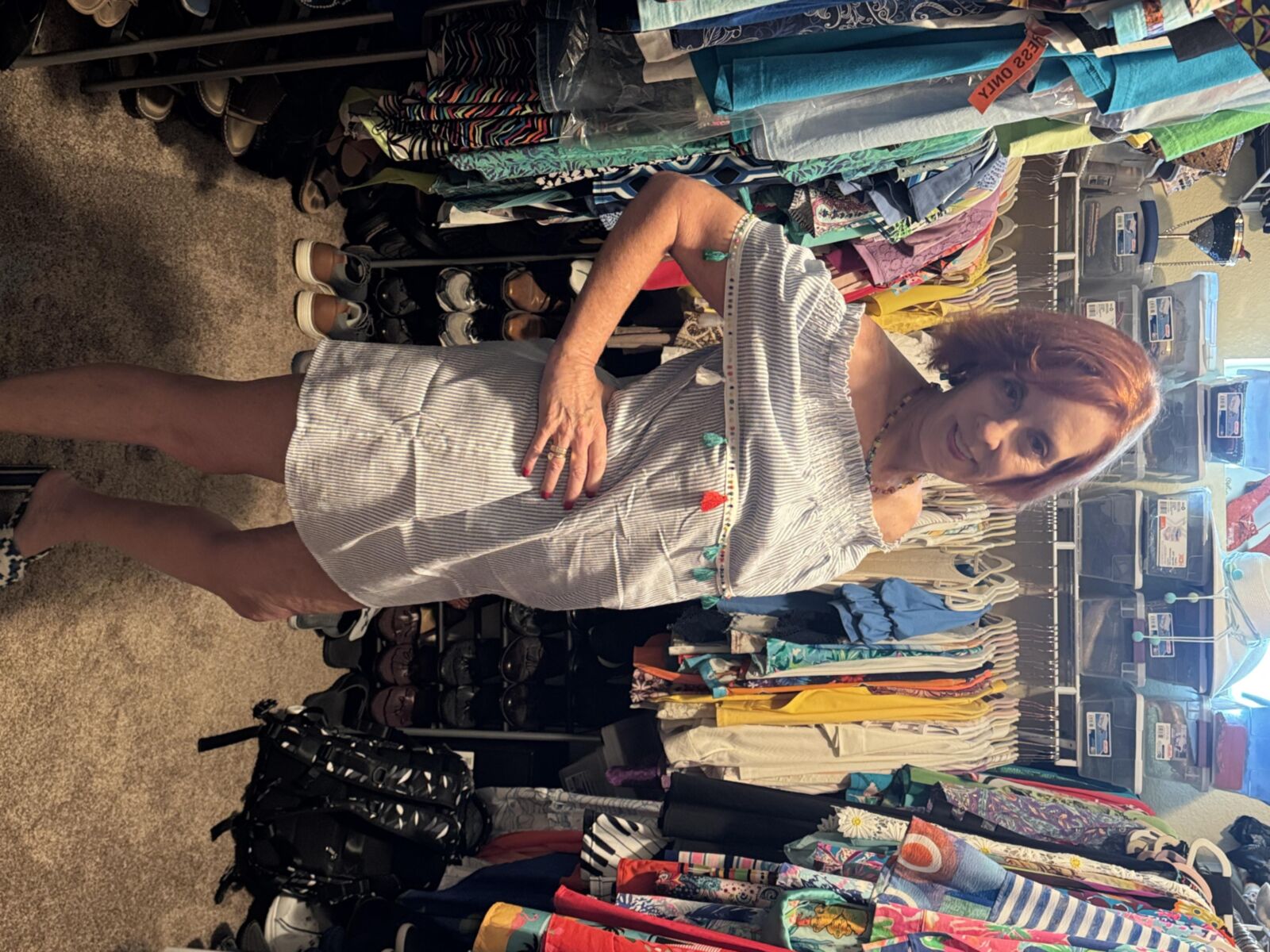 ローラ、昼食に出かけ、服を脱ぐ