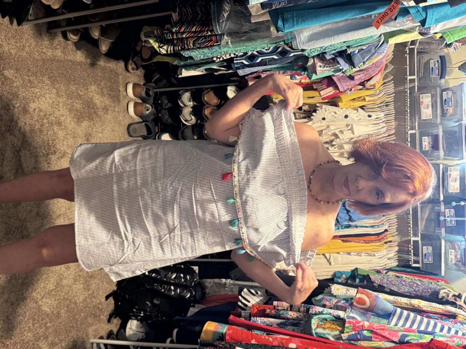 ローラ、昼食に出かけ、服を脱ぐ
