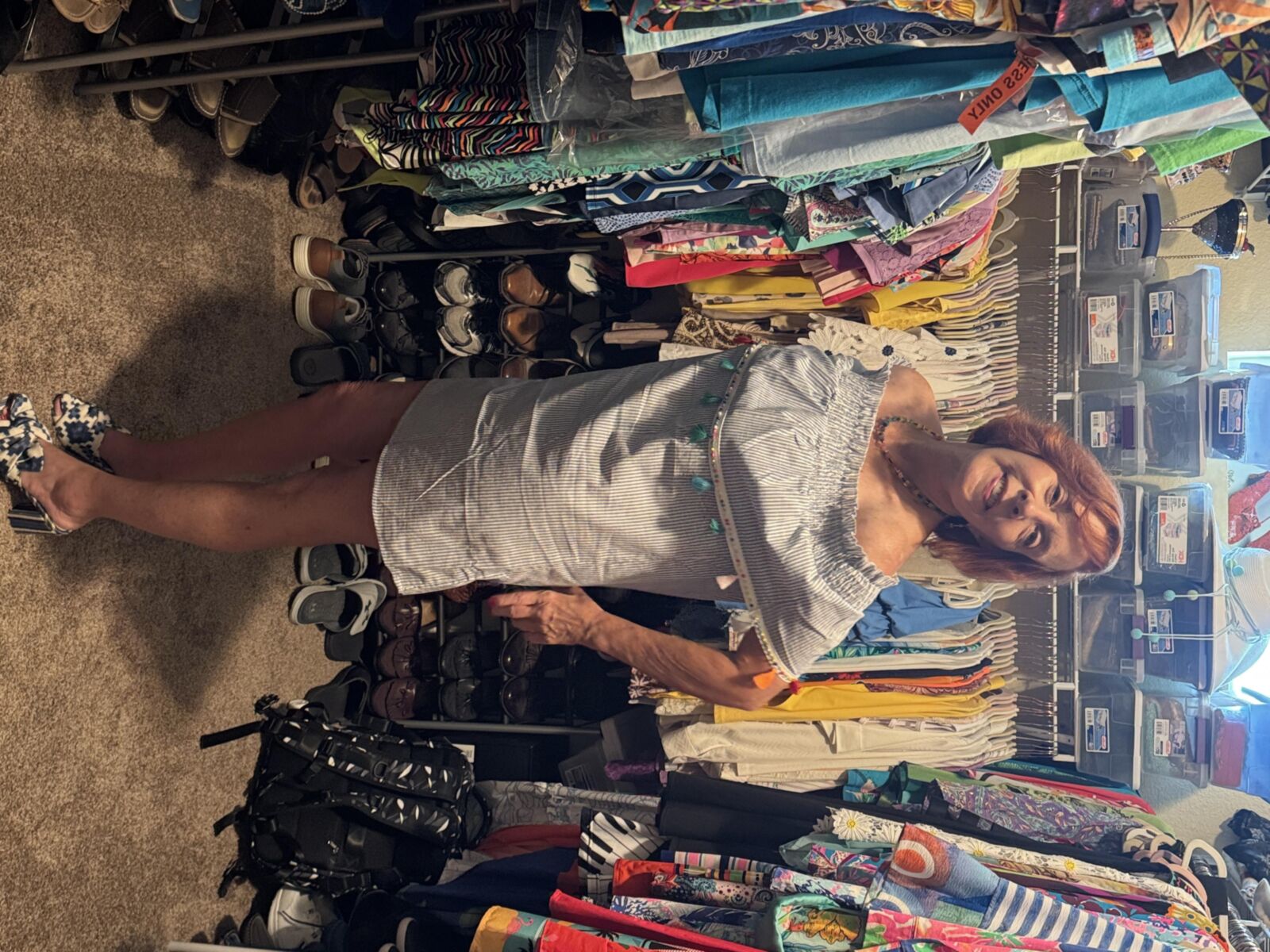 ローラ、昼食に出かけ、服を脱ぐ