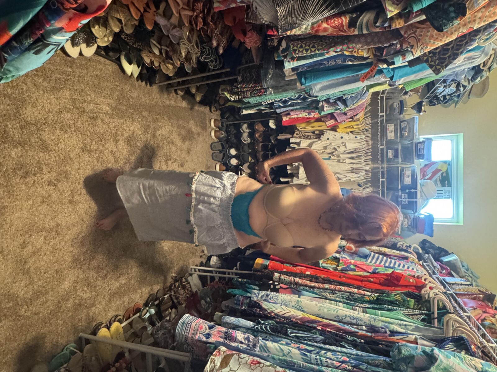 ローラ、昼食に出かけ、服を脱ぐ