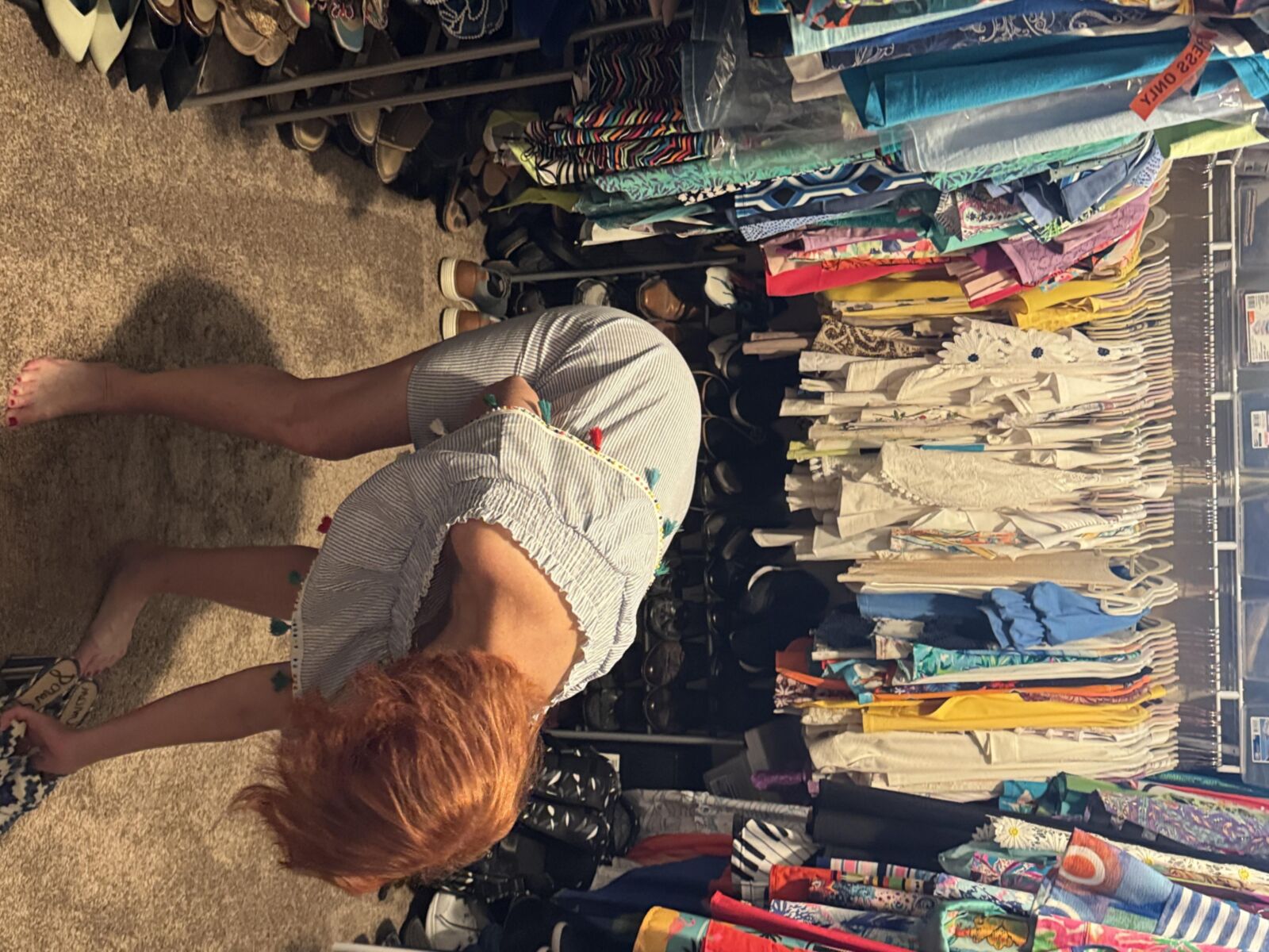 ローラ、昼食に出かけ、服を脱ぐ
