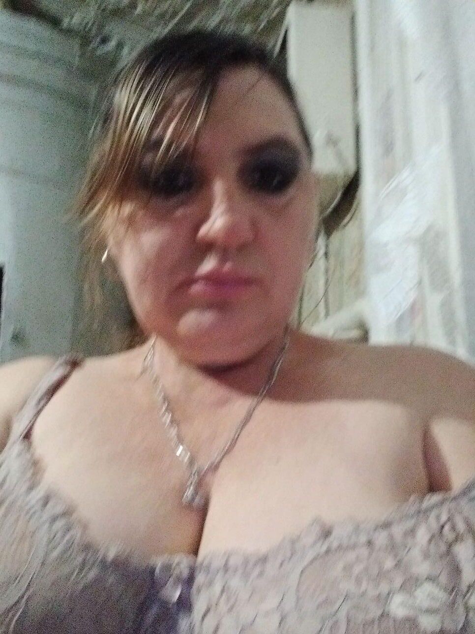 トムスクの成熟したロシアのエレナは彼女のおっぱいを見せました