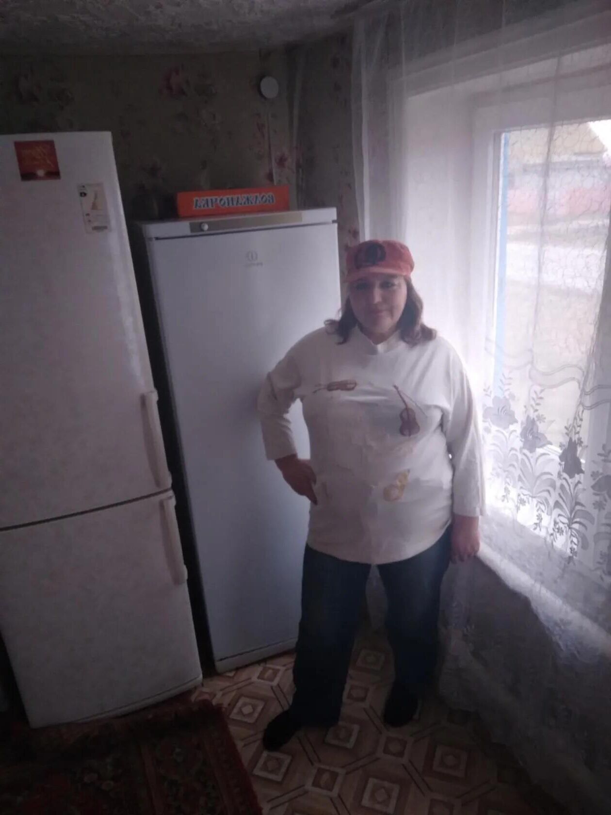 トムスクの成熟したロシアのエレナは彼女のおっぱいを見せました