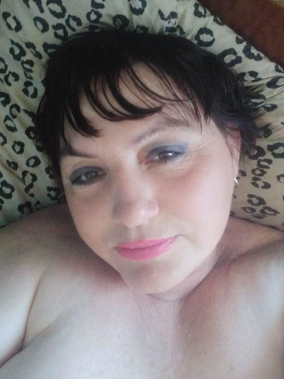 トムスクの成熟したロシアのエレナは彼女のおっぱいを見せました