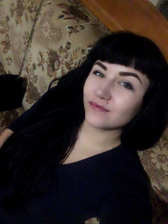 ロシアのクラスノカムスク出身のブルネット・オクサナ