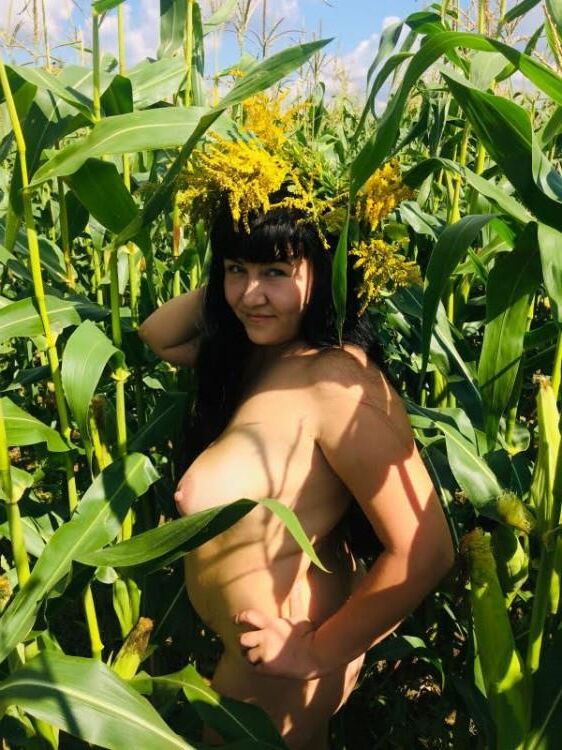 ロシアのクラスノカムスク出身のブルネット・オクサナ