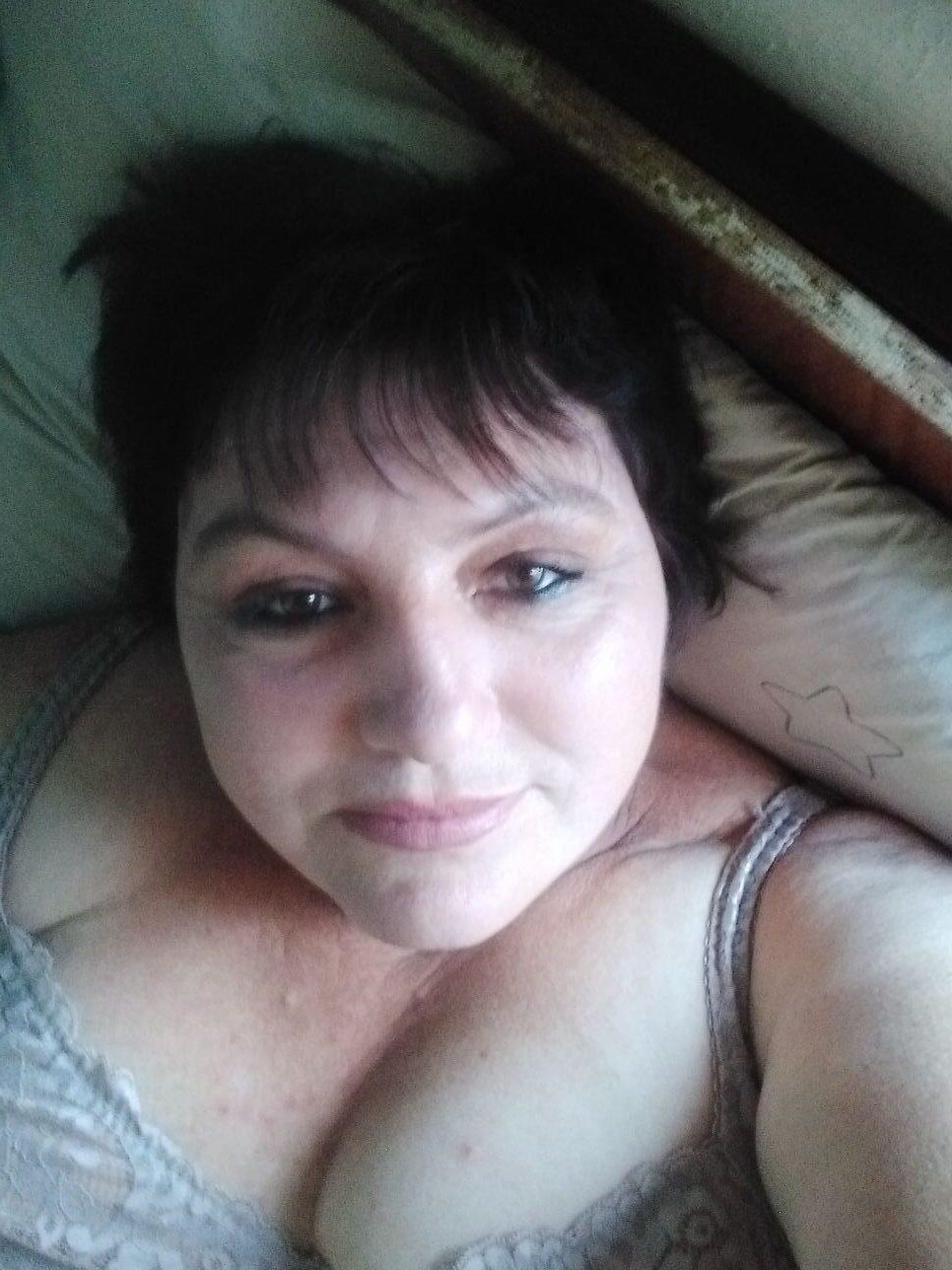 トムスクの成熟したロシアのエレナは彼女のおっぱいを見せました
