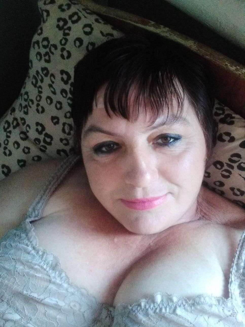 トムスクの成熟したロシアのエレナは彼女のおっぱいを見せました