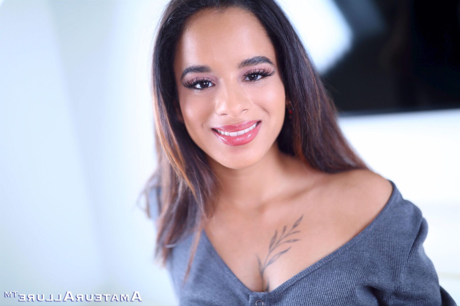 Isabella Jules, Petite Sexy Latina Loves to Please